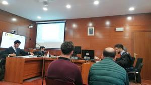 Los dos acusados, el joven conductor y el extrabajador de la empresa de la ITV, durante el juicio.
