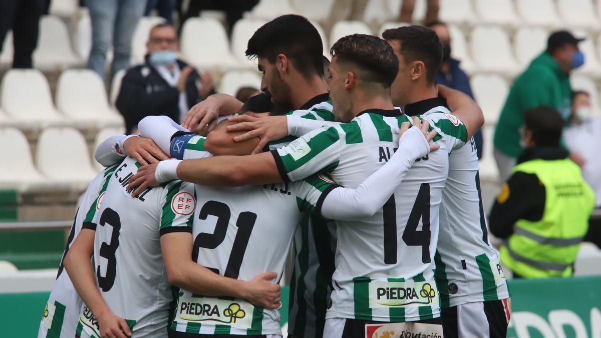 Los jugadores del Córdoba CF celebran uno de los goles ante el Xerez DFC
