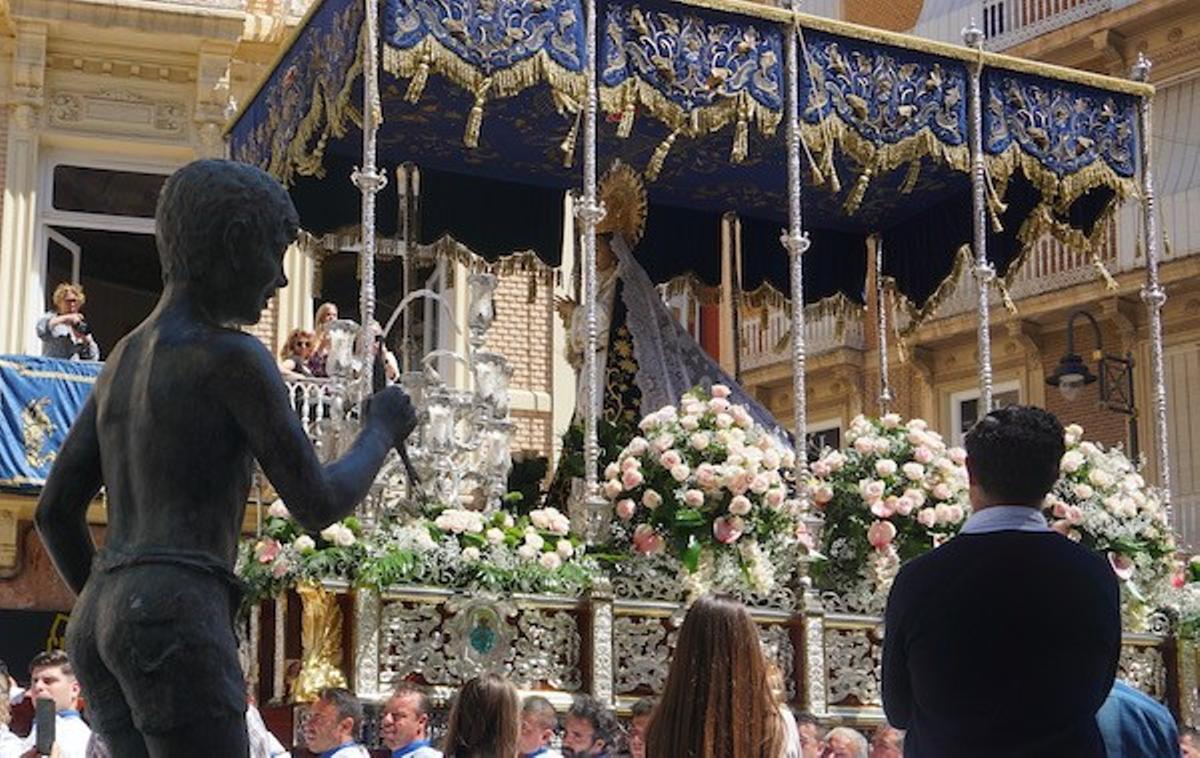 La Virgen del Amor Hermoso pasando junto al Icue.