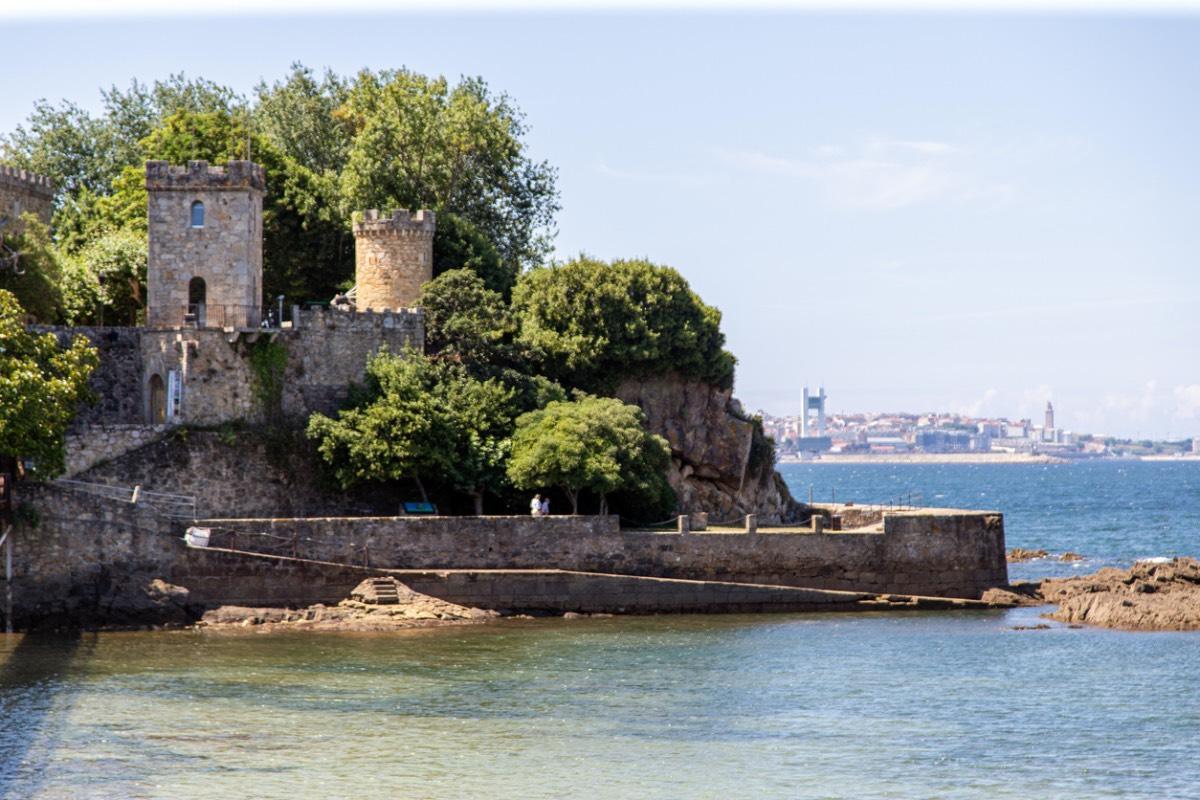 Histórica Fortaleza Costera del Castillo de Santa Cruz en la Ría de La Coruña (Oleiros)