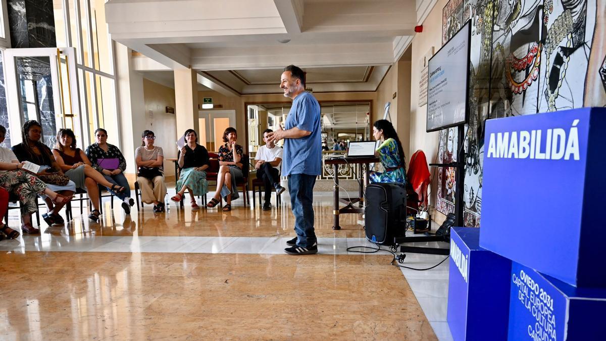 Una de las reuniones organizadas por la candidatura de la capitalidad ovetense esta semana.