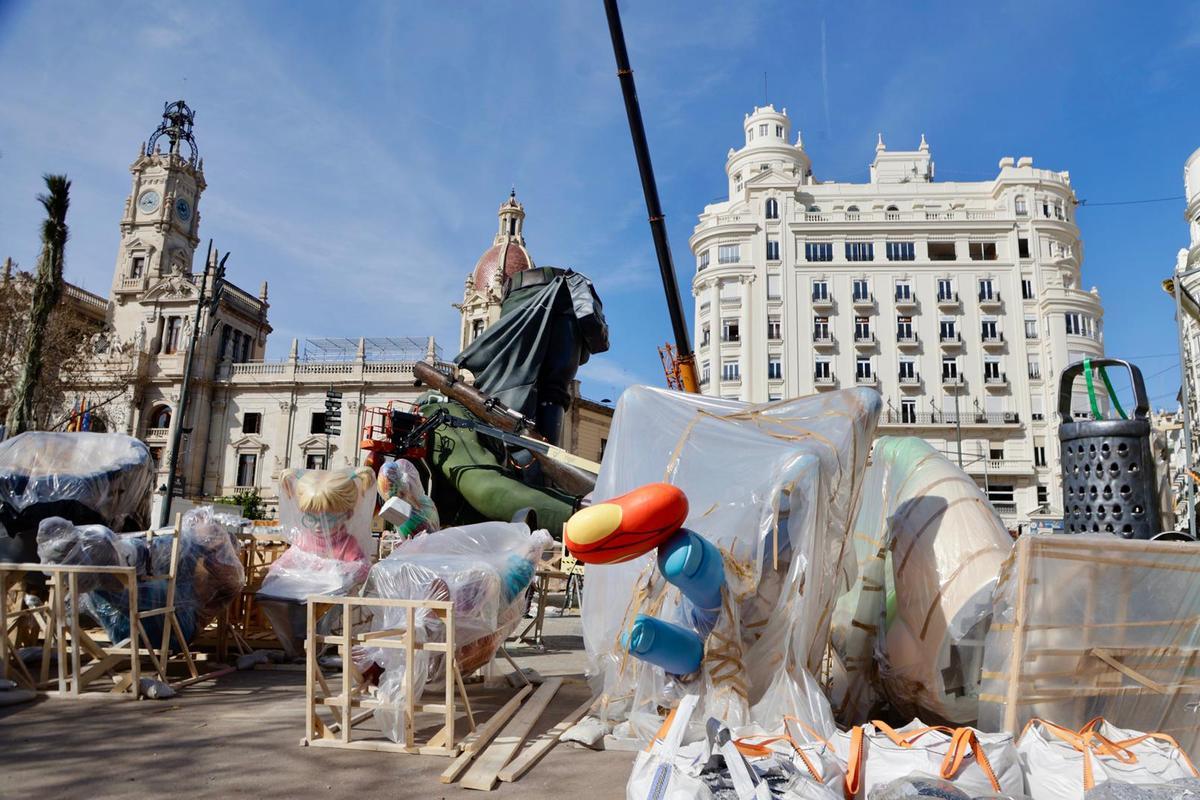 El corazón de las Fallas se levanta: avanza el montaje de la falla municipal de València El corazón de las Fallas se levanta: avanza el montaje de la falla municipal de València