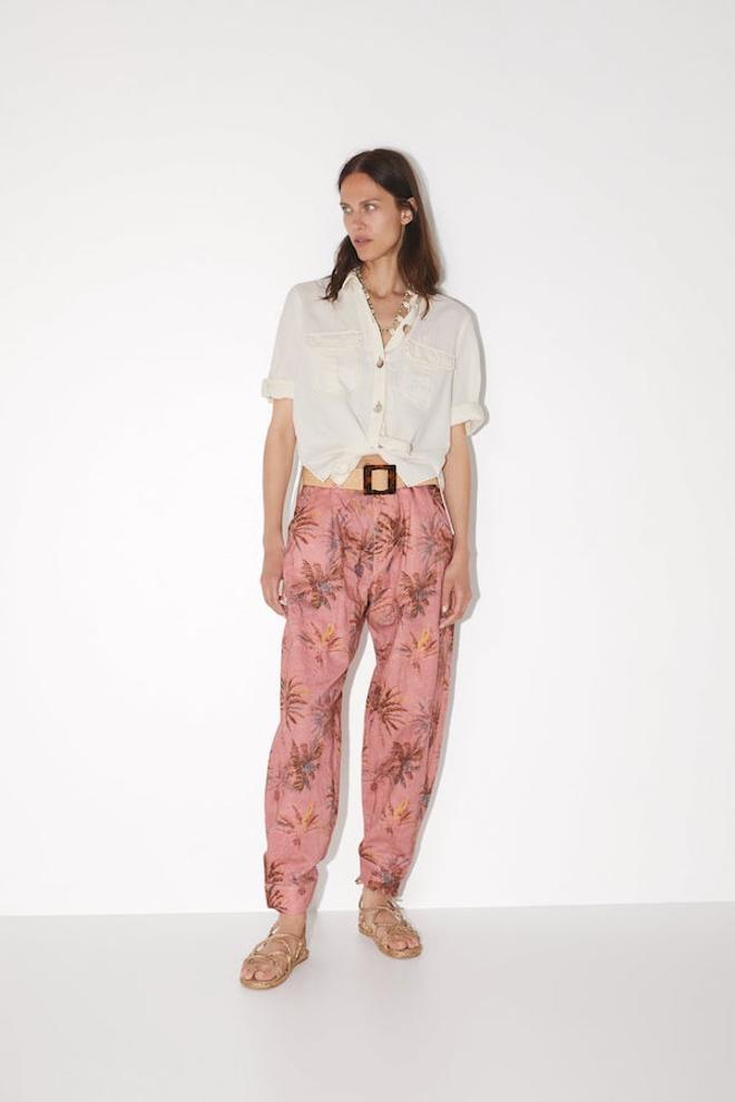 Pantalón con print tropical, de Zara