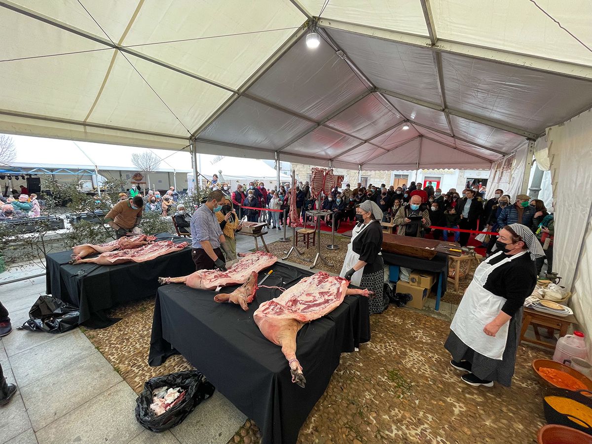 Villanueva de Córdoba muestra el ritual del despiece y aliño de las carnes del cerdo