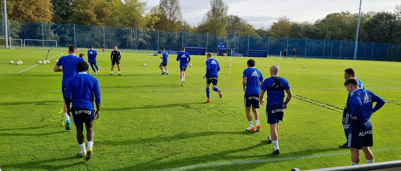 Los jugadores del Oviedo, entrenándose esta mañana