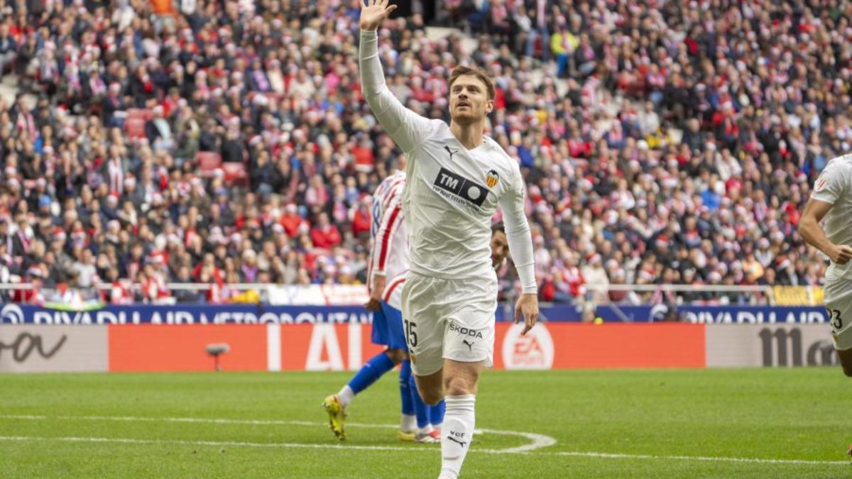 Lucas Beltrán celebra su golazo