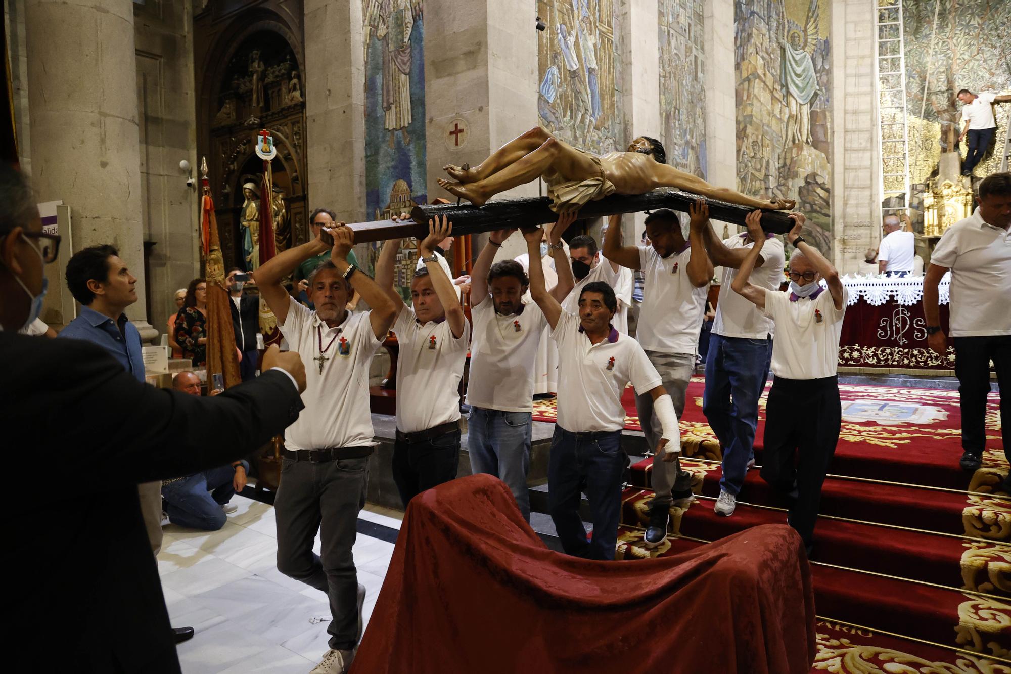 Vigo recupera el descenso del Cristo de la Victoria