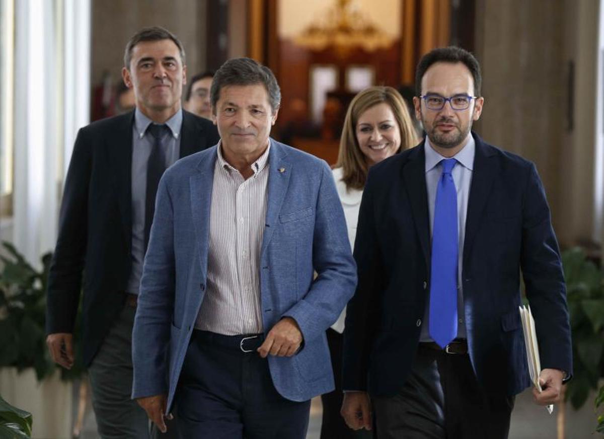 El entonces presidente de la gestora del PSOE, Javier Fernández (i), con quien era portavoz socialista en el Congreso, Antonio Hernando, en los pasillos de la Cámara baja, el 4 de octubre de 2016.