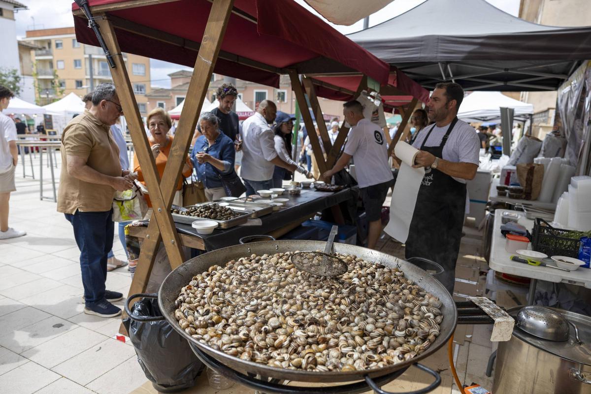 La Fira del Caragol de Sant Jordi reúne a productores, restauradores y ciudadanos.