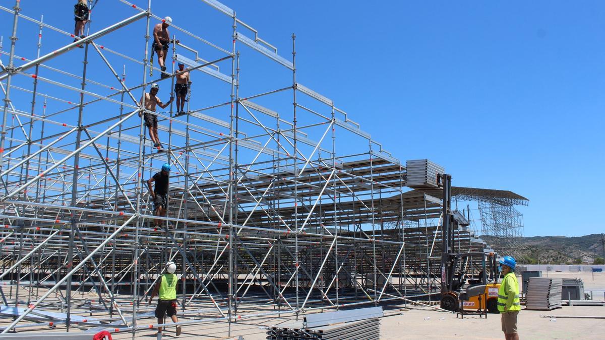 Operarios trabajan en el recinto de festivales para montar la infraestructura de las gradas, que tendrá 3.000 asientos.