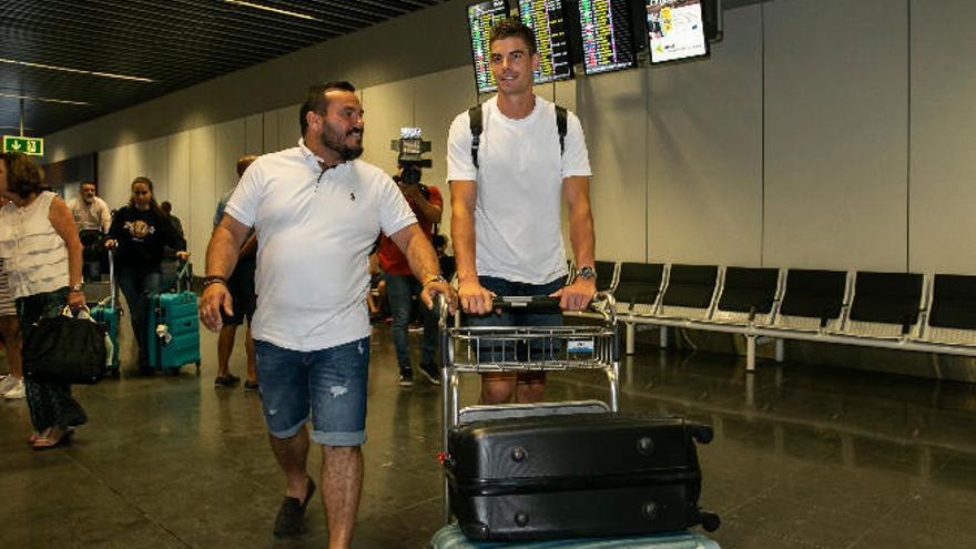 El meta vasco y ex del Levante UD Raúl Fernández, ayer, tras su llegada al aeropuerto de Gran Canaria.