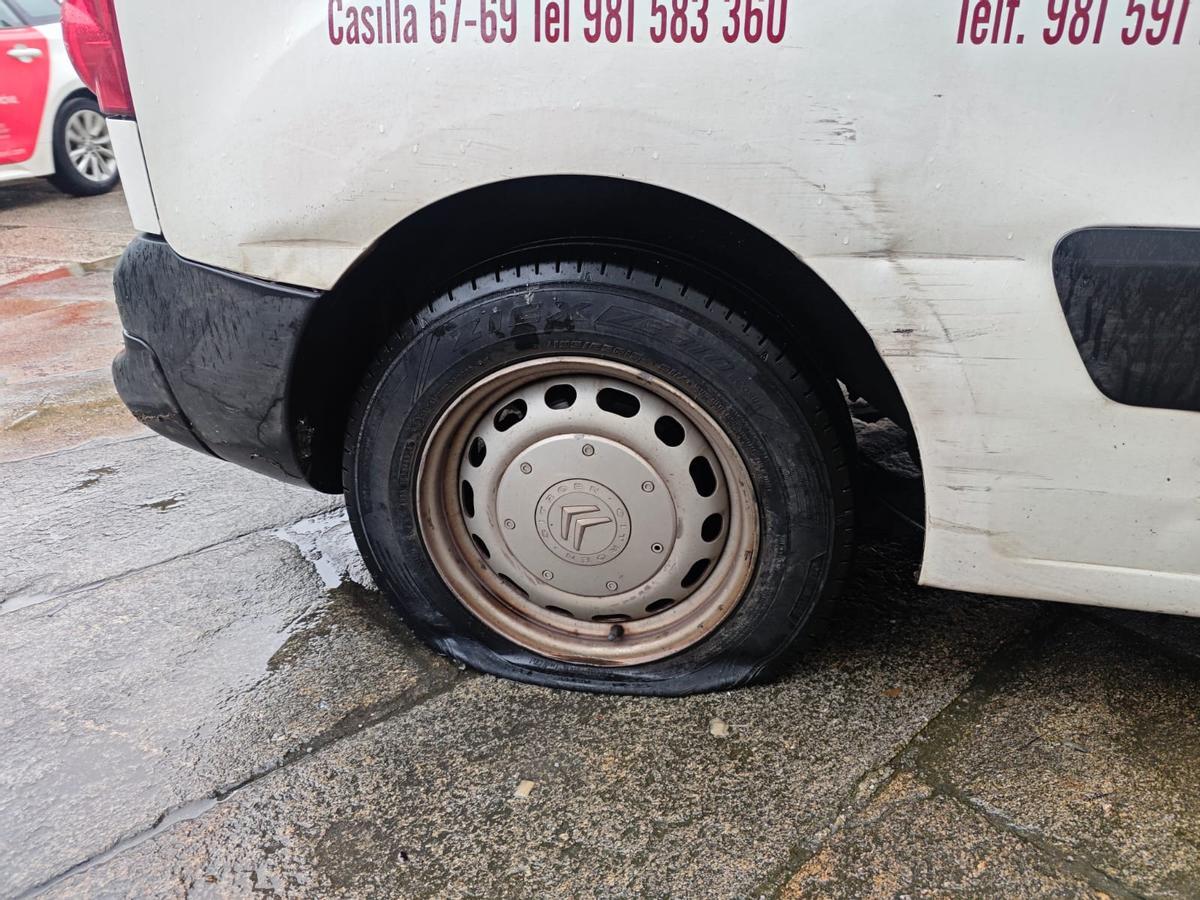 Roda pinchada dun vehículo na Praza de Abastos de Santiago