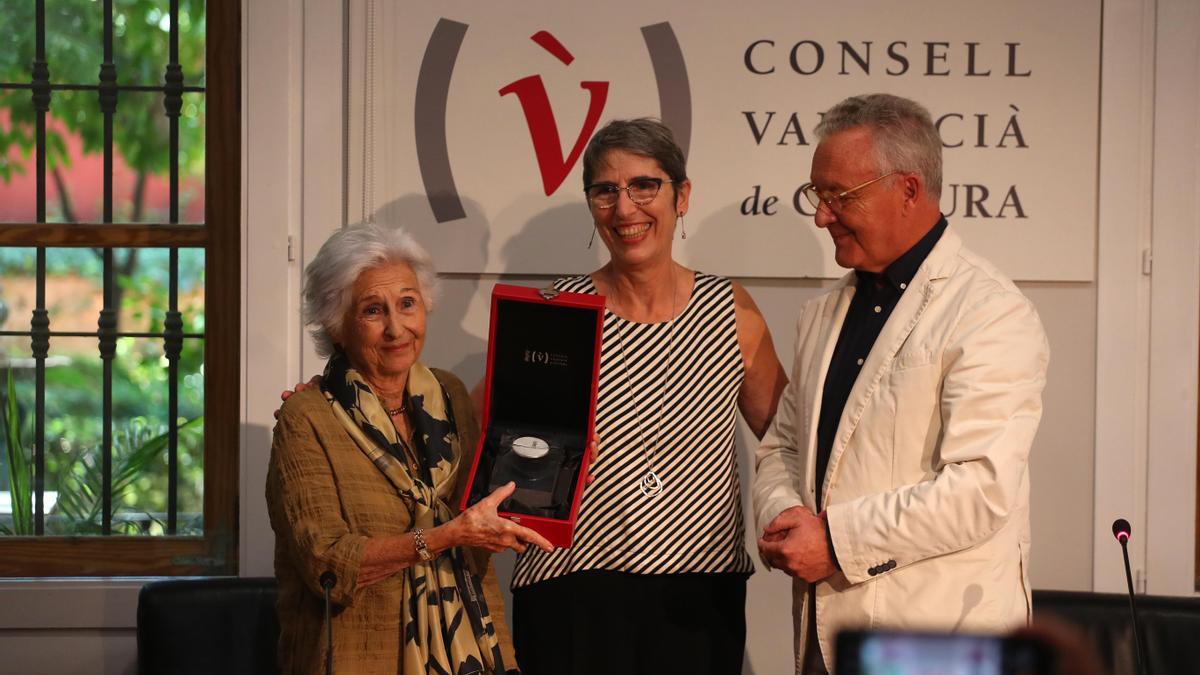 Teresa Lozano muestra la Medalla de Honor del Consell Valencià del Cultura.
