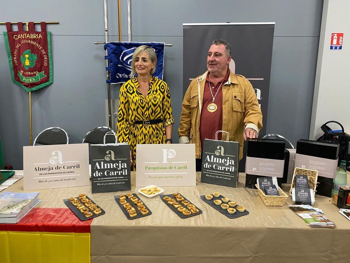 Ana Rivas y José Luis Villanueva, durante la promoción de la OPP-89 Parquistas de Carril y su almeja.