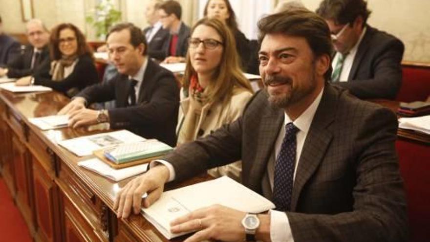 El grupo popular acusa al tripartito de ocultarle los contratos de Belmonte