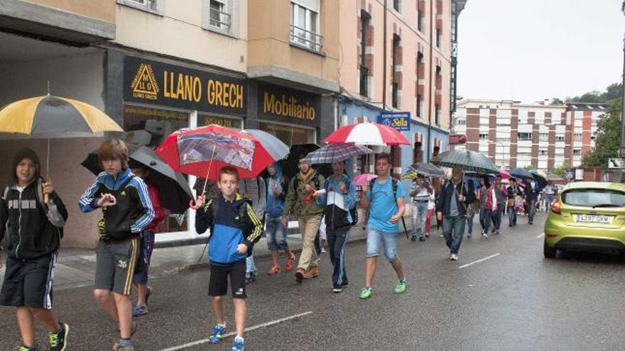 Varios escolares y padres de alumnos de Castañera, la semana pasada, cuando retomaron las movilizaciones.