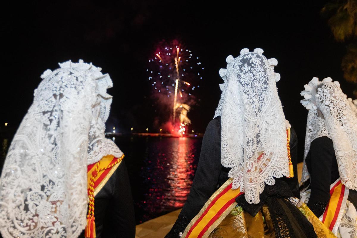 Los fuegos artificiales pusieron el broche de oro al Pregón de Hogueras