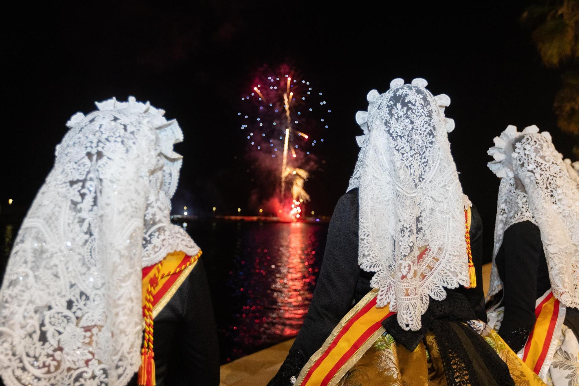 Los fuegos artificiales pusieron el broche de oro al Pregón de Hogueras