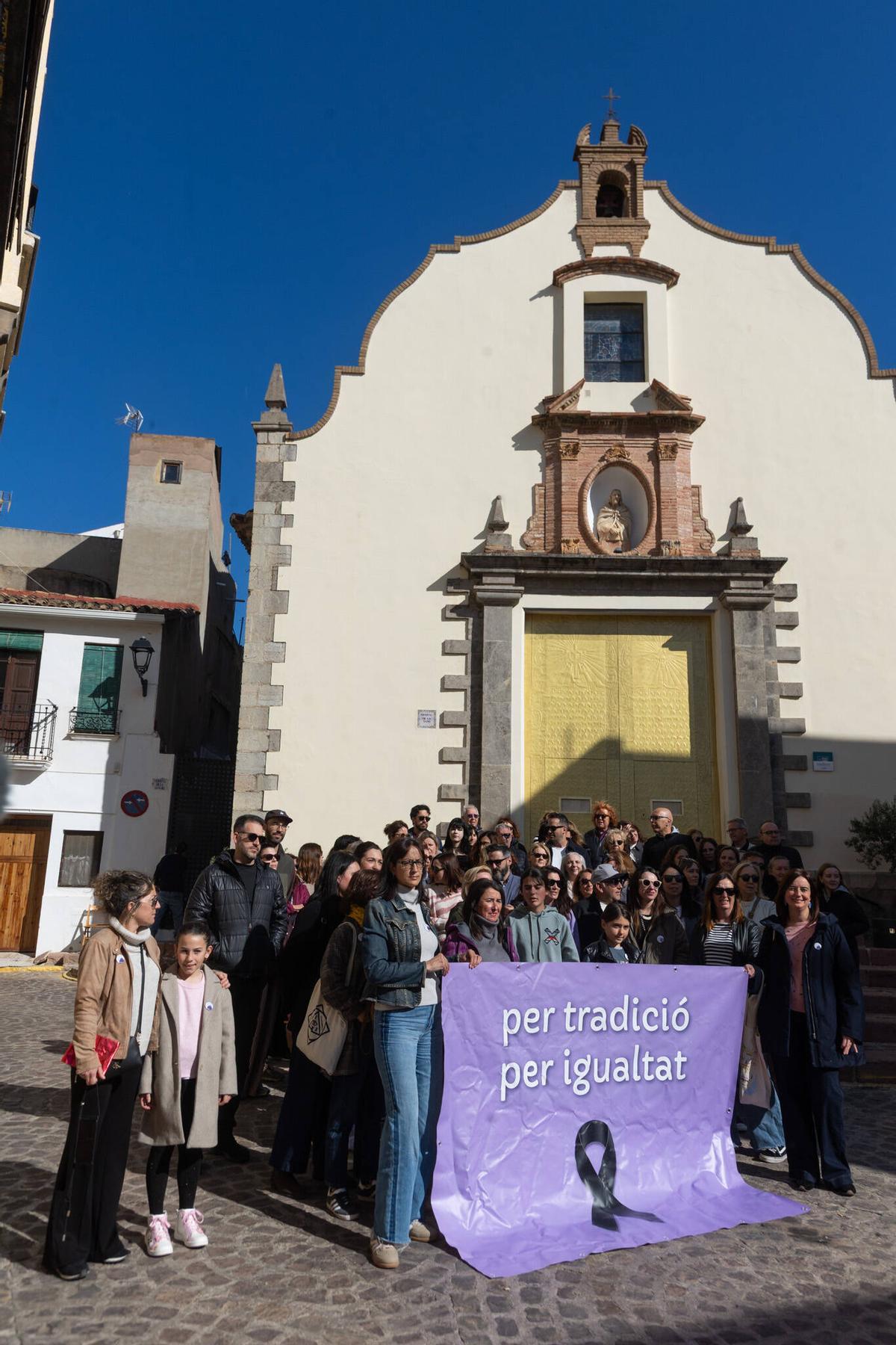 El colectivo en protesta a las puertas de la Ermita de la Sang.