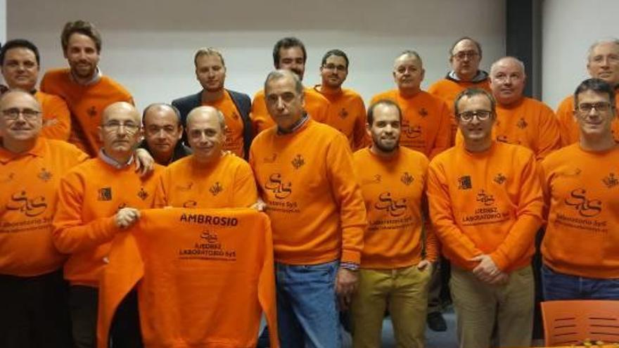 Jugadores del SyS con la sudadera con el nombre de Ambrosio.