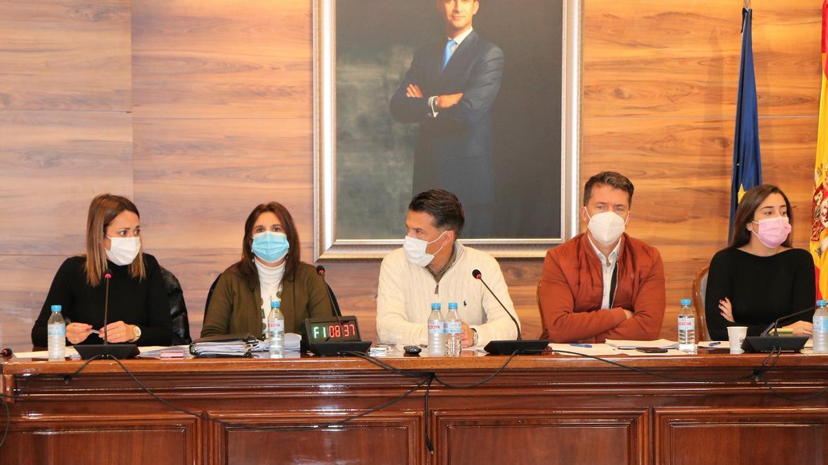 La concejala de Hacienda, Paula Moreno, y el alcalde, Óscar Medina, durante el pleno.