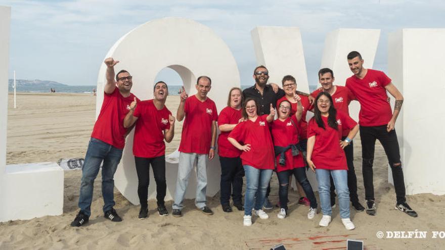 Usuarios de la Fundación Síndrome de Down en un curso de hostelería en el Solé.