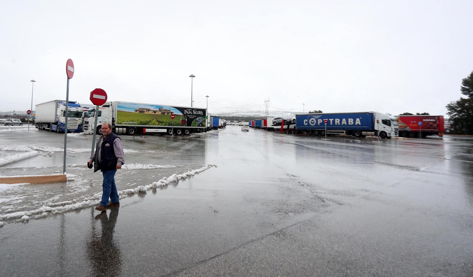 Numerosos transportistas permanecen atrapados en el Rebollar