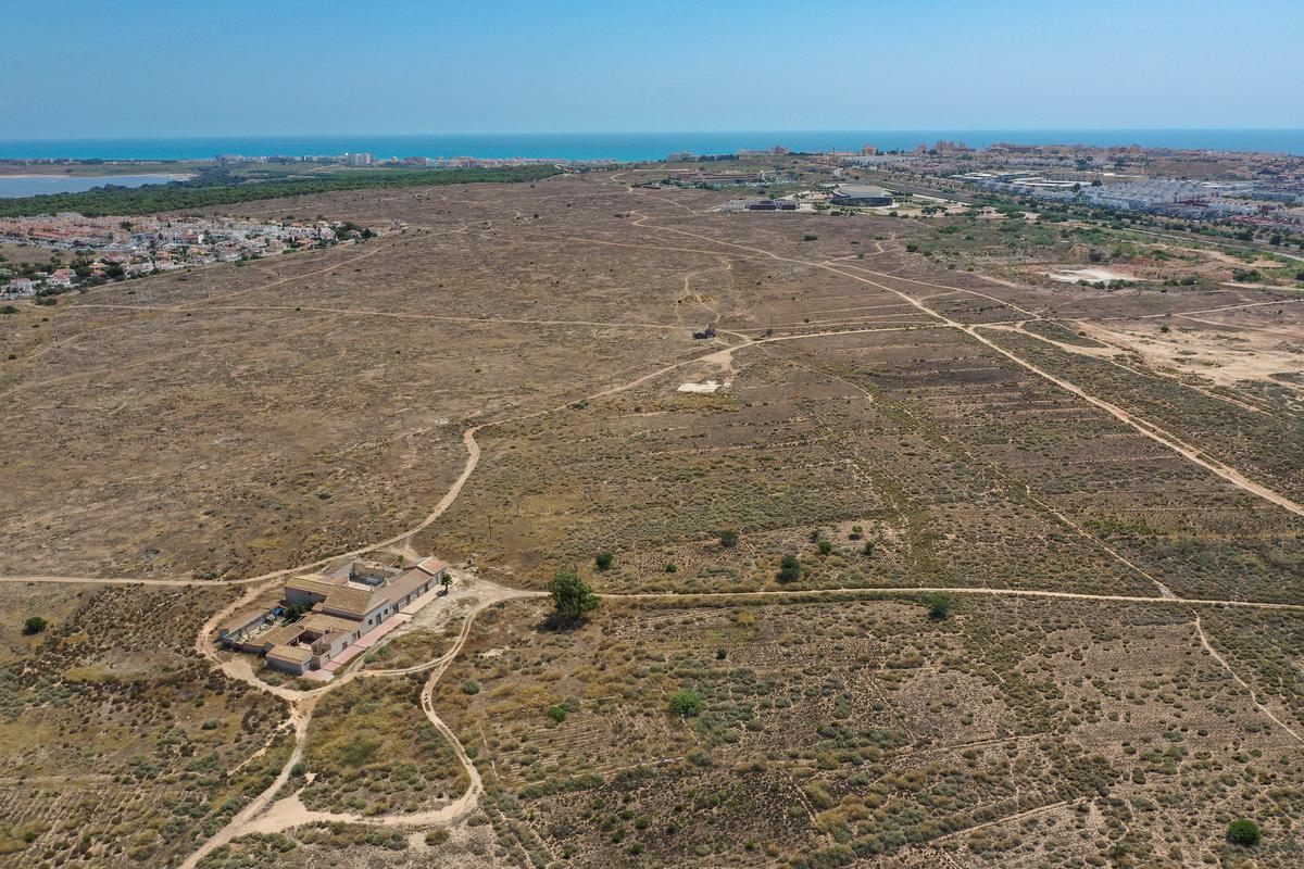Terrenos de La Hoya en los que se levantarán 7.400 viviendas. En el centro de la imagen la casa agrícola de la finca de secano que está protegida en el PGOU