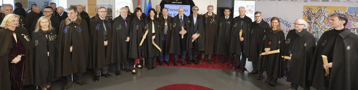 Los nuevos comendadores posan junto a algunos de sus predecesores al término de la Encomenda do Cocido. | BERNABÉ