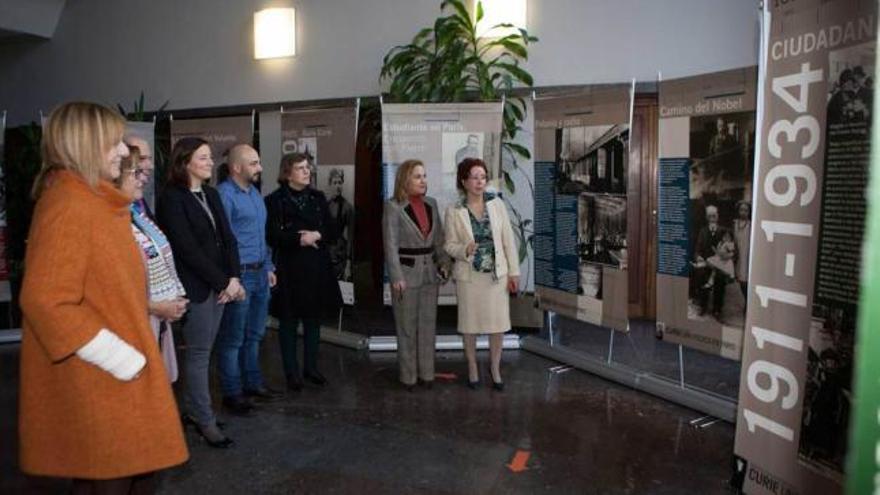 María Luisa Ponga, Rosa Menéndez, Fernando Rubiera, Clara Fernández, Mercedes Díaz, Clara González, Sonia Rivas y Belen Yuste, ayer, durante la presentación.