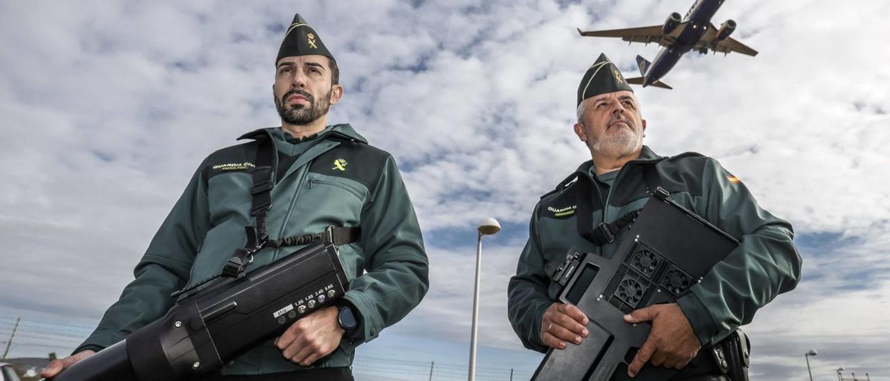 David Rodríguez und Enrique Monter (v. li.)  mit den „Gewehren“, die es ihnen ermöglichen, Drohnen vom Himmel zu holen.    | FOTO: B.RAMON