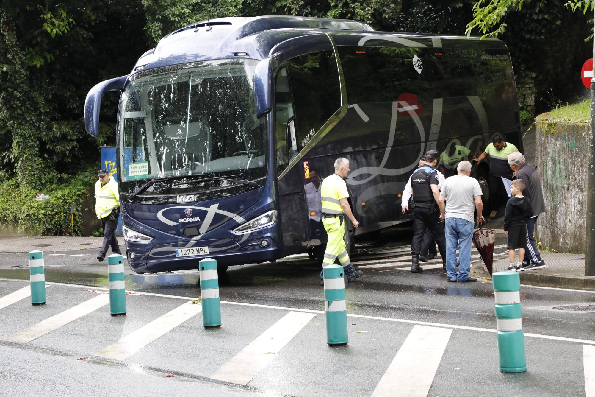 Autobús atrapado en el barrio de Vite