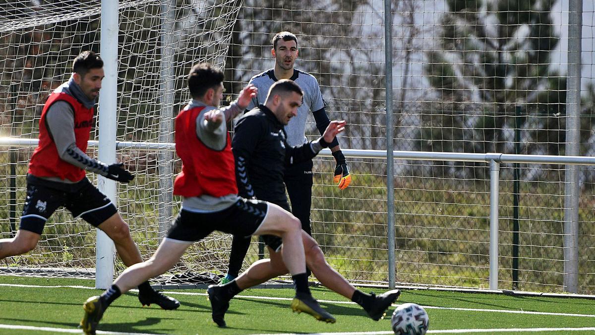 Churre, Oier y Charles frente al portero granate en uno de los entrenamientos en Xeve. |  // GUSTAVO SANTOS