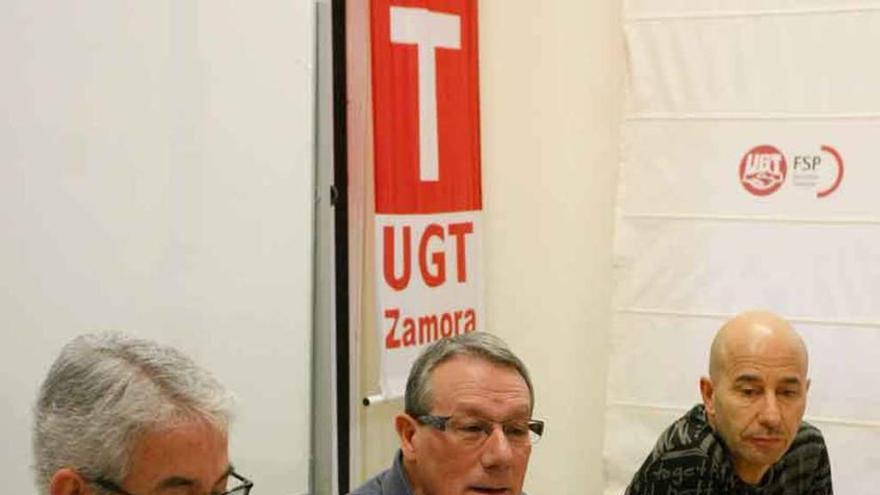 Cantuche, Estravis y Barbón, ayer en UGT.