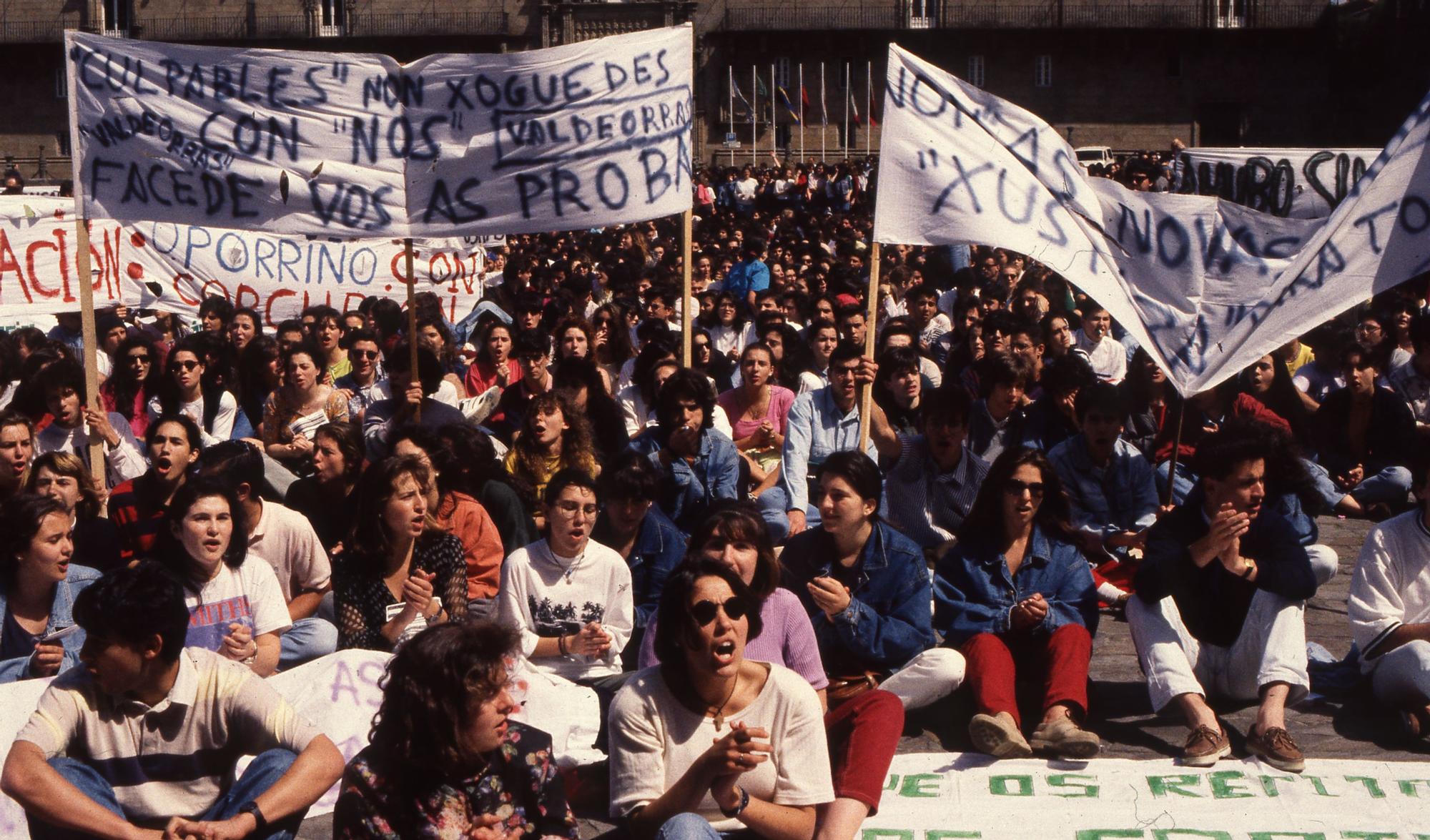 CONFLICTO SELECTIVIDAD 1992. MANIFESTACION DE ESTUDIANTES, PROFESORES Y PADRES DE ALUMNOS TRAS CONOCERSE LA SUSPENSION DE TRES DE LAS PRUEBAS DE SELECTIVIDAD POR FILTRACIONES DE LOS EXAMENES. 18/06/1992. FDV.