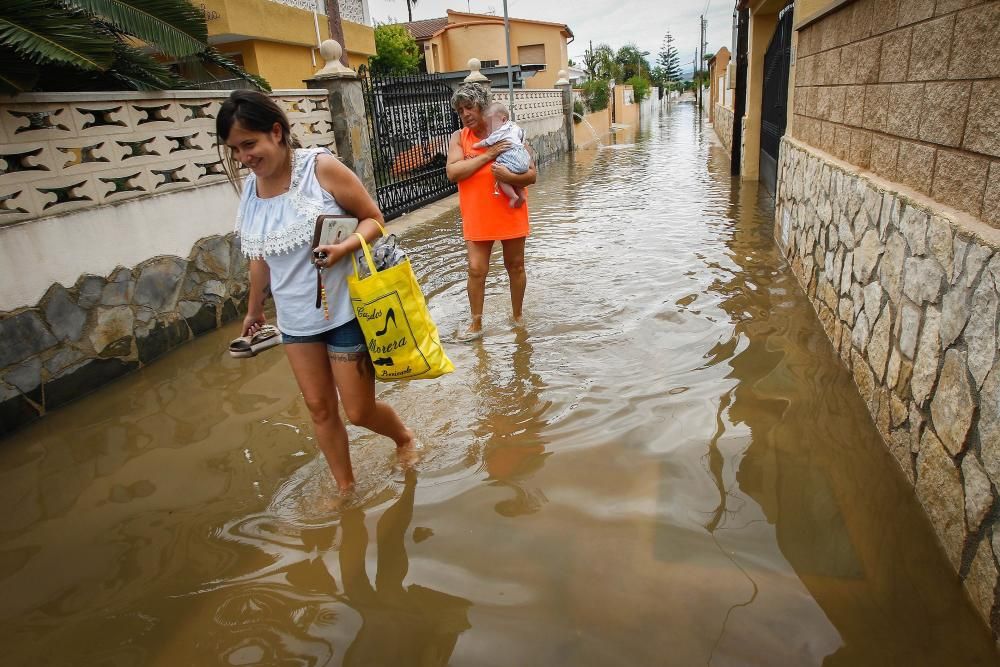 La tormenta entre Peñíscola y Benicarló atrapa 6 vehículos y daña una playa