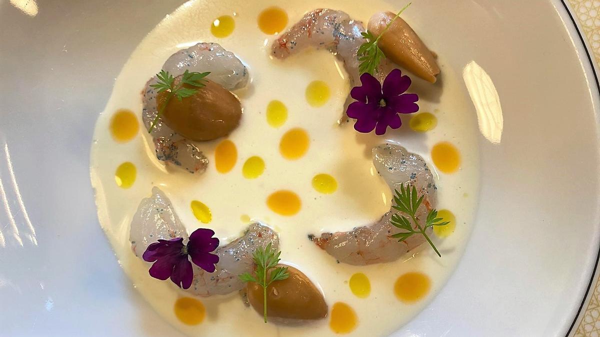 Quisquillas de Motril bañadas en ajoblanco con almendras osmotizadas en 'amaretto' del restaurante El Claustro (Granada).
