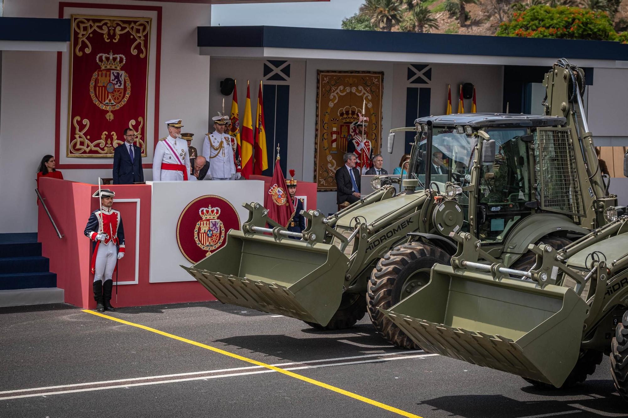 Las mejores imágenes del desfile militar de las Fuerzas Armadas en Tenerife con la presencia de Sus Majestades los Reyes