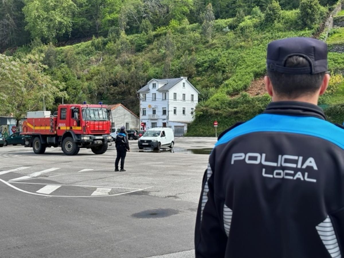 En imágenes: la llegada de la Unidad Millitar de Emergencias (UME) al polideportivo de Luarca
