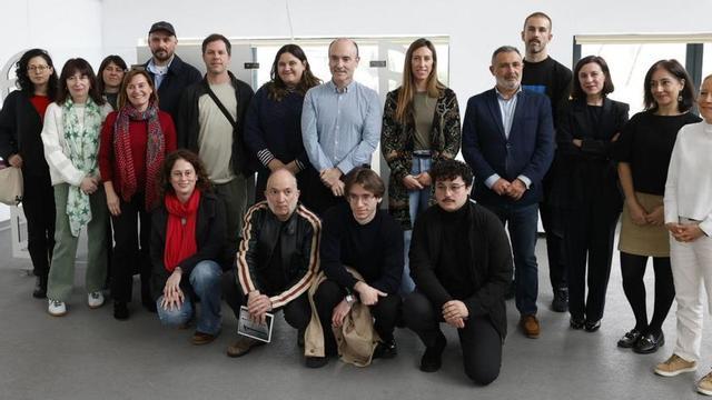 Foto de familia de artistas, autoridades y trabajadores de LABoral. | ÁNGEL GONZÁLEZ