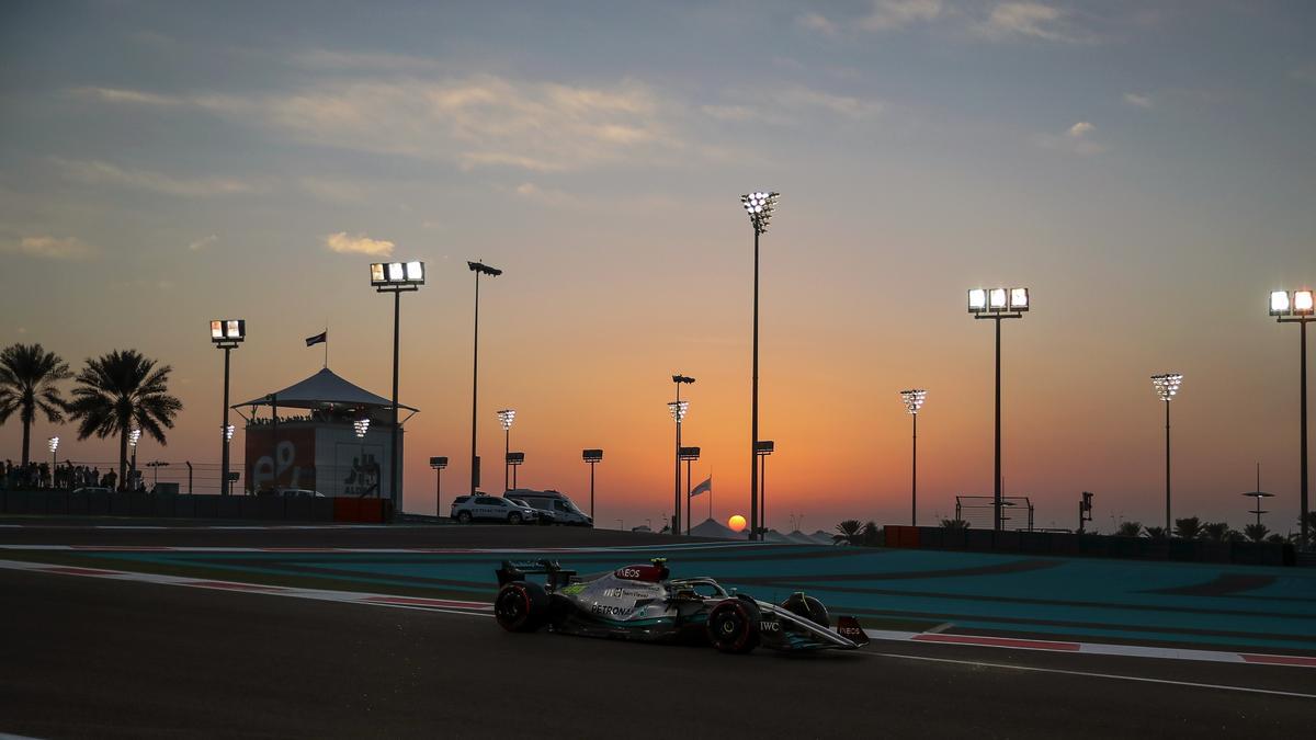 Lewis Hamilton, durante los segundos entrenamientos libres en Yas Marina.