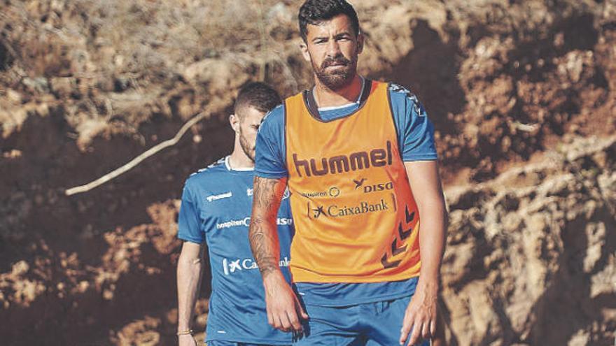 Alberto Jiménez, durante el entrenamiento que realizó el Tenerife ayer por la mañana en El Mundialito.