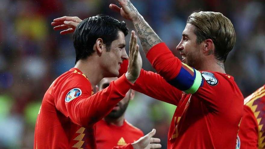 Ramos abraza a Morata tras la consecución del segundo gol ante Suecia, de penalti. // Reuters