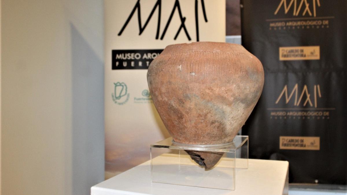 El Museo Arqueológico de Fuerteventura recibe una vasija aborigen de los majos hallada por un aviso ciudadano