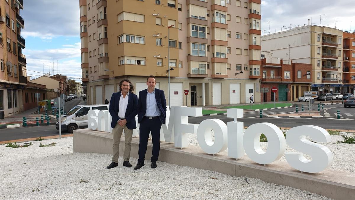 Los alcaldes Josep Riera y Sergi Ruiz posan delante del nuevo rótulo.