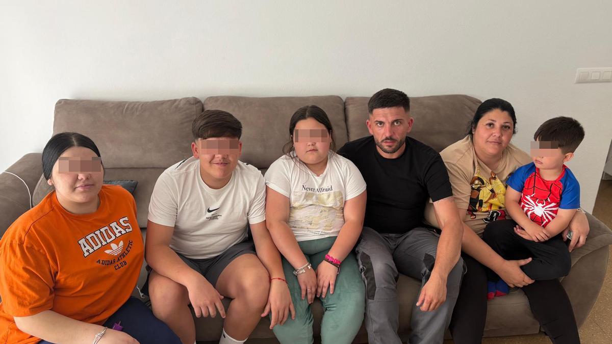 Adán y Rafaela, este miércoles con sus cuatro hijos, en el piso de calle Coto de Doñana, en el que Adán vive desde 2009.