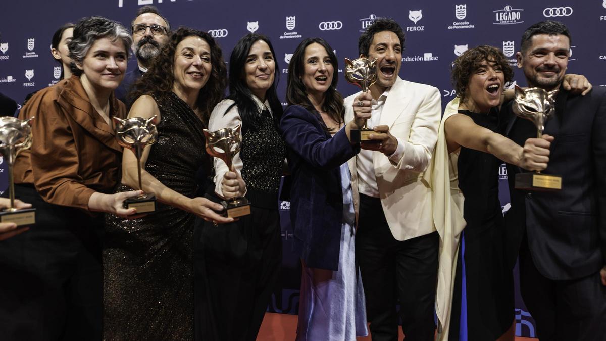 L'equip de 'Los domingos' mostrant ens cinc Premis Feroz.