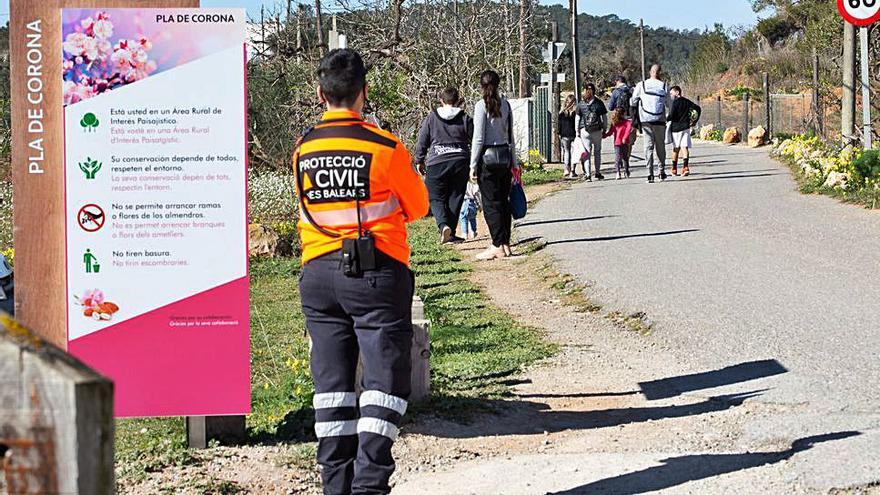 Un voluntario de Protección Civil, junto al aparcamiento de Corona. 