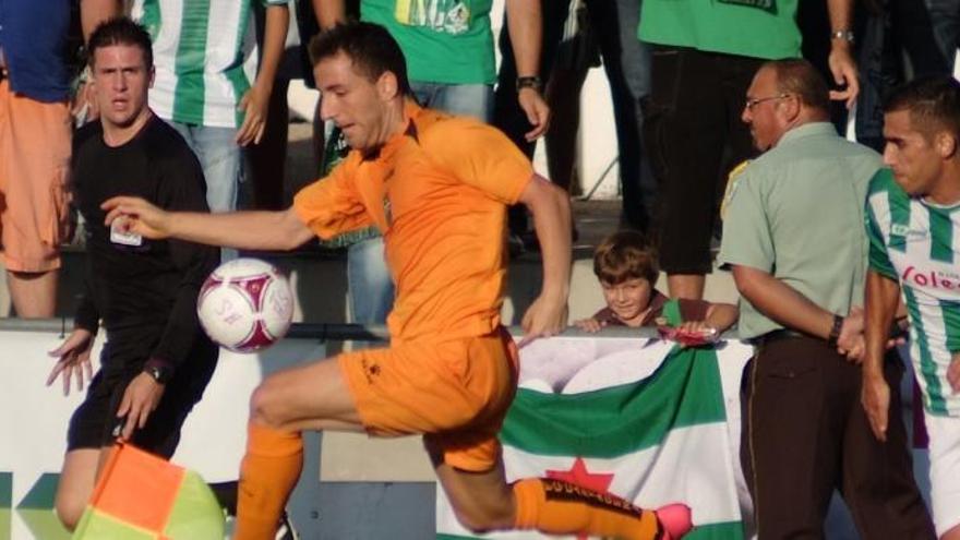 Óscar Rico, autor del segundo tanto albinegro, se lleva el balón ante la mirada de un rival en el partido de ayer.