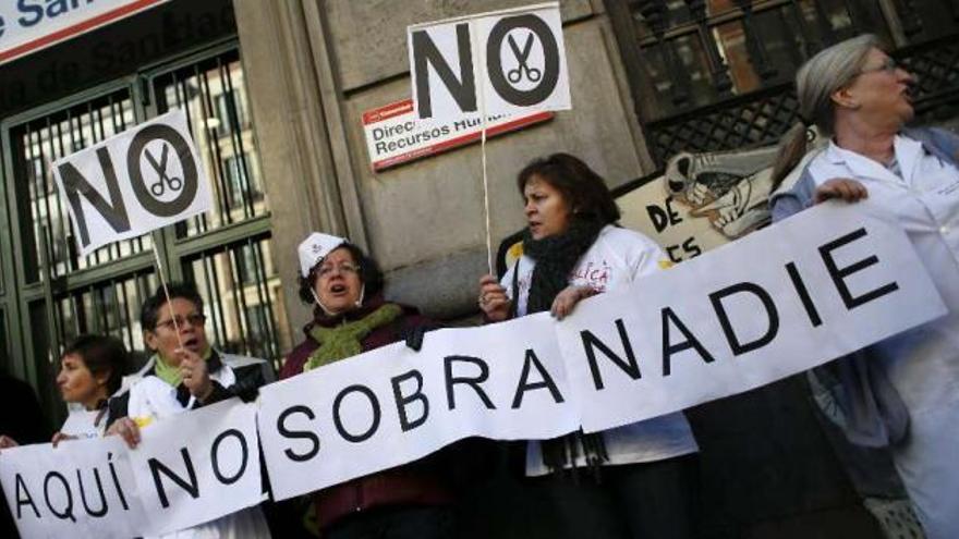 Protesta del personal sanitario, ayer, en Madrid. / juan medina